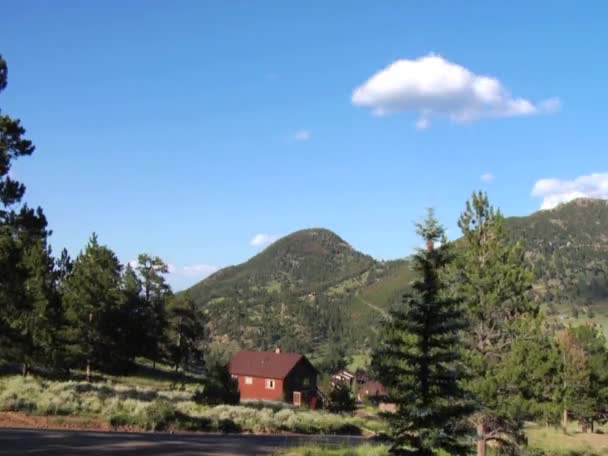 Coucher de soleil dans la cabane de montagne — Video